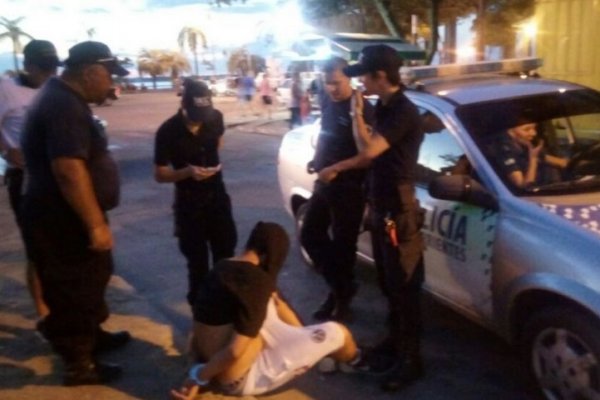Detuvieron a joven por robar una sombrilla de la playa Arazaty