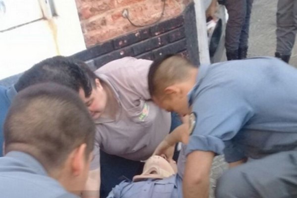 Camioneta chocó a penitenciarios y se dio a la fuga