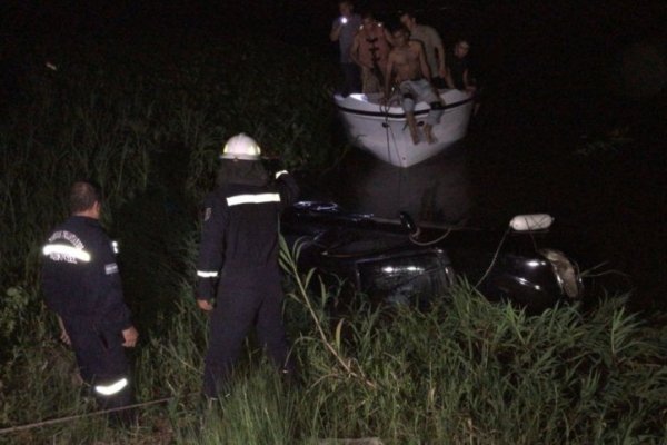 Esquina: Maniobraba en una bajada de lanchas y murió al caer su auto al río y quedar atrapado