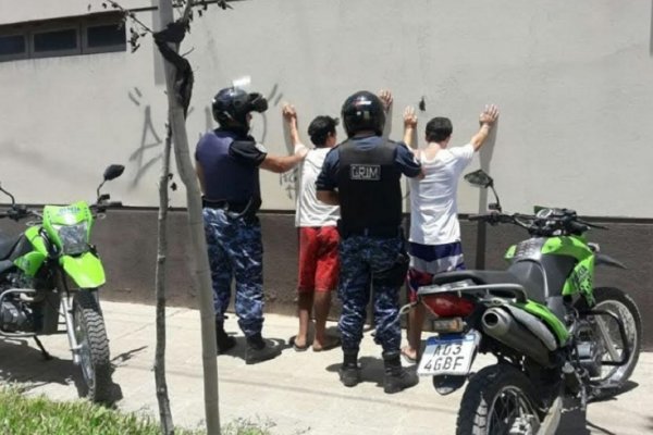 Demoraron a dos jóvenes con marihuana cerca de la Terminal