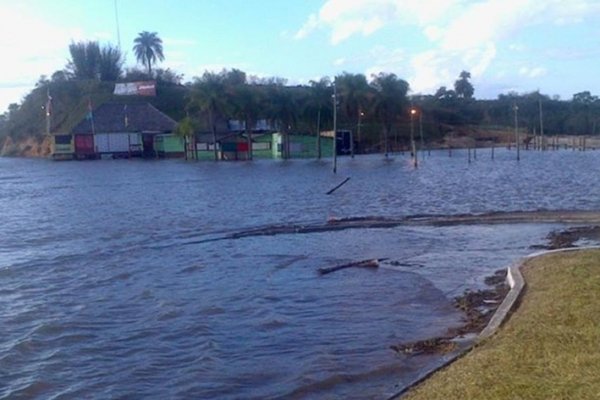 Por la crecida del rio, clausuran las playas en Ituzaingó