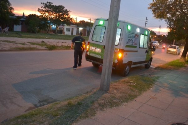 Quisieron agarrar una botella y terminaron cayendo de la moto