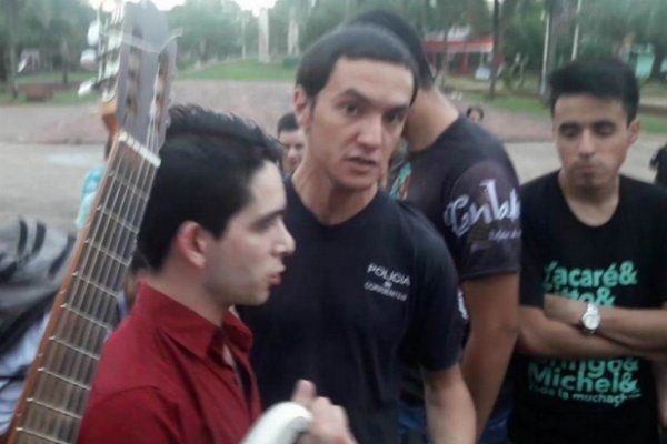 Policías intentaron sacarle el acordeón a Ernestito Montiel para que deje de tocar en una plazoleta