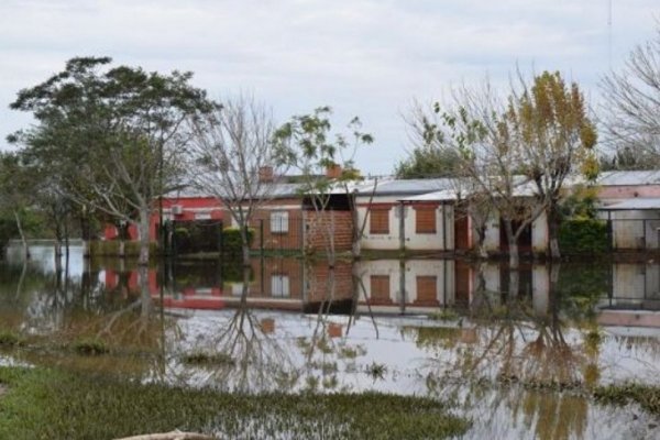 Crítica situación en San Luis del Palmar: El agua del riachuelo está llegando a las 170 Viviendas