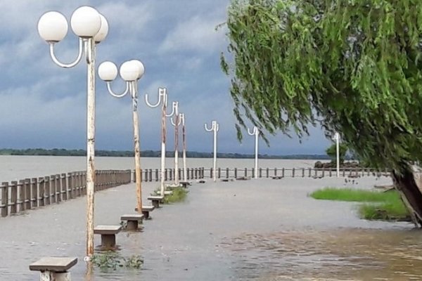 Situación en Itatí: Algunas familias están rodeadas por el agua pero no quieren dejar sus casas