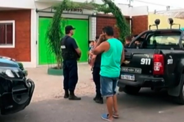 Un hombre tomó un micrófono descalzo y murió electrocutado en una iglesia en Rosario