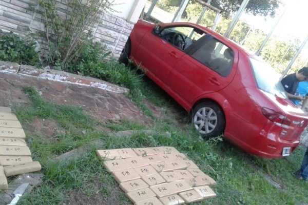 Barrio Molina Punta: Auto repleto de marihuana fue abandonado tras persecución policial