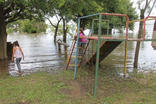 Construyen terraplén en Goya para frenar el avance del agua