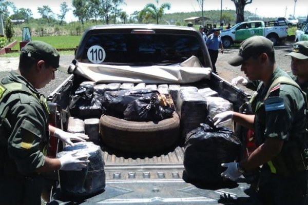 Corrientes: Narco huyó de Gendarmería y dejó abandonado cerca de una tonelada de marihuana
