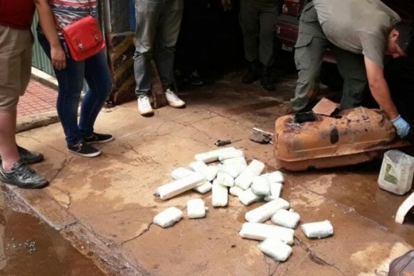 Incautan 28 paquetes de marihuana que estaban ocultos en el tanque de combustible de un auto