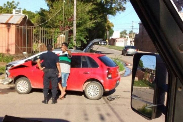 Dos autos chocaron entre si en General Paz y avenida Santa Rosa