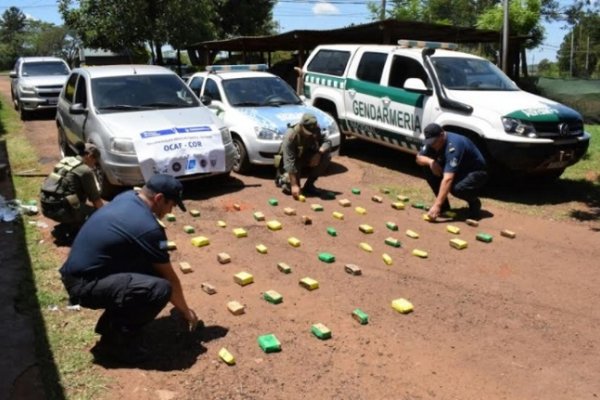 Detuvieron a dos personas que llevaban droga en el tanque de combustible de un auto