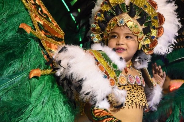 Los Carnavales Barriales llevaron todo su brillo y color al Industrial