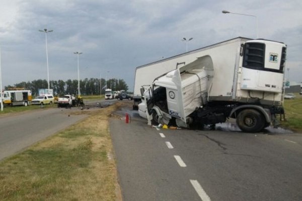 Choque entre un camión y una camioneta se cobró la vida de tres curuzucuateños