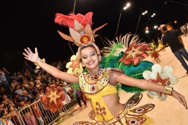 Los niños llenan de colores y brillo a los Corsos Santarroseños