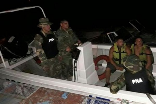 Salieron a pescar y su embarcación dio vuelta campana en el Paraná