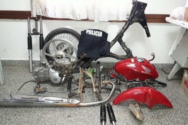 Detienen a dos personas tras robar y desarmar una moto