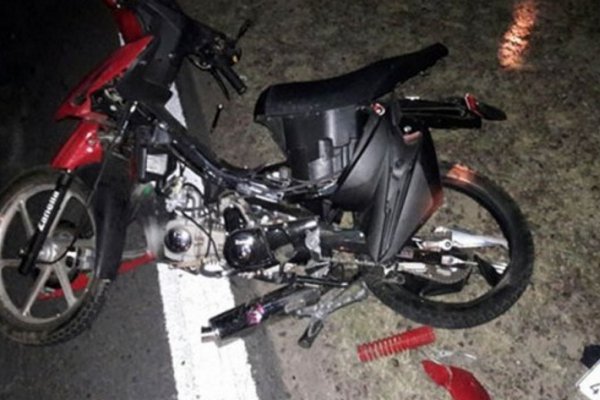 Joven falleció y otro está internado grave al chocar una moto contra la baranda del puente Pirayuí