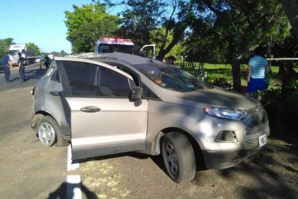 Ruta 12: Mordió la banquina, hizo un trompo y colisionó contra un árbol