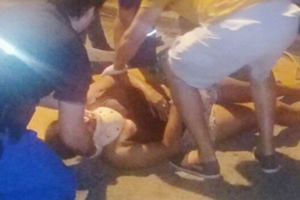 Conductor perdió el control de su auto y chocó contra un árbol