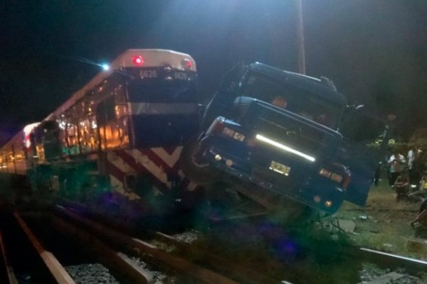 El tren Sarmiento arrolló a un camión y hay servicio limitado
