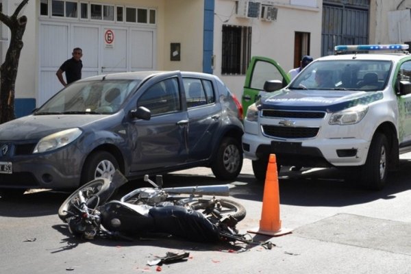 Motociclistas heridos al chocar con la puerta abierta de un auto
