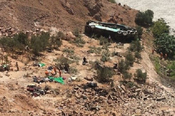 Perú: un micro cayó por un precipicio y al menos 35 personas murieron