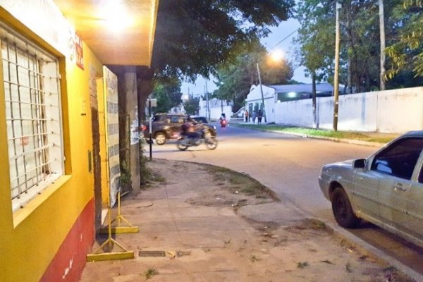 Atraparon a ladrón que asaltó a una mujer frente a la escuela de la Policía