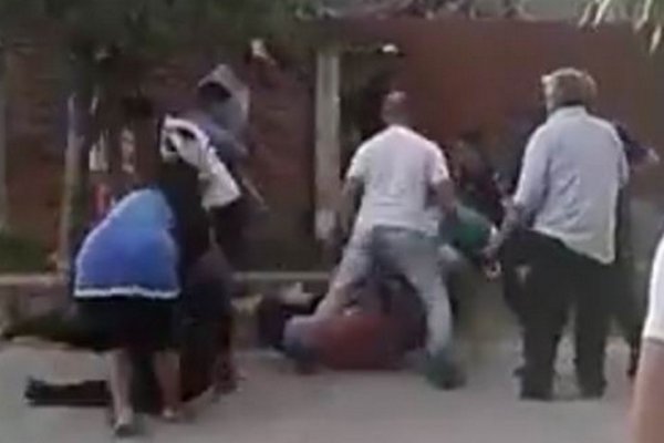 Goya: Cinco detenidos por atacar a trompadas y patadas a policías
