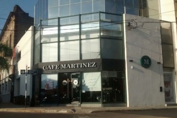 Robaron celulares y dinero del depósito de un café céntrico