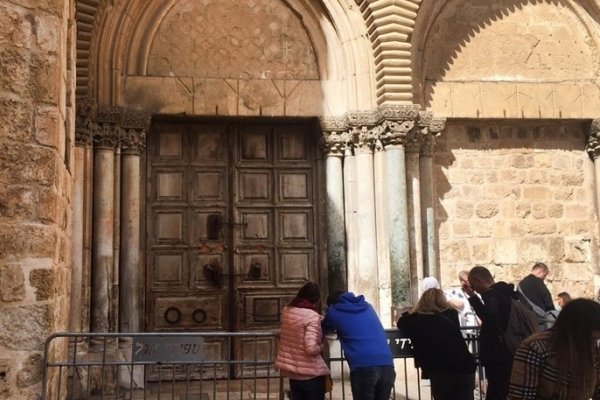 Por una inédita exigencia de Israel, cierran el Santo Sepulcro
