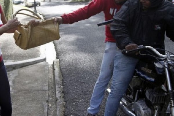 Corrientes: motochorros arrastraron a una mujer y le robaron la cartera