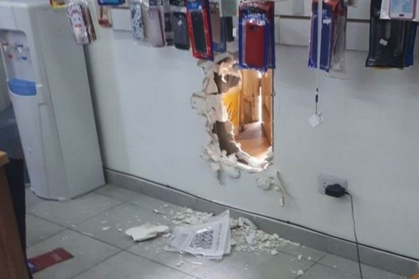 Boqueteros robaron en negocio de telefonía celular y venta de ropas