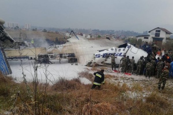 Nepal: Un avión se estrelló cuando aterrizaba y habría víctimas fatales