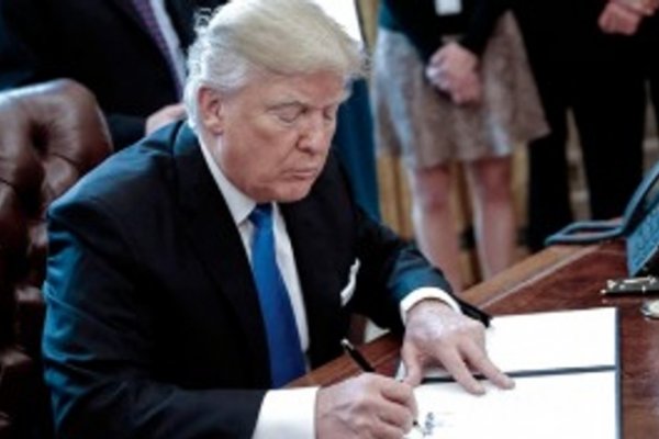Trump presentó plan para armar a profesores