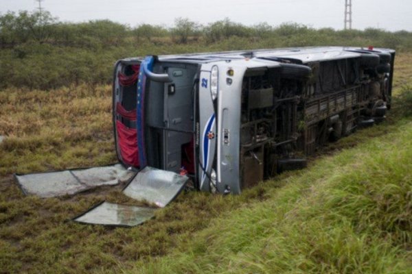 Un colectivo con más de 50 pasajeros volcó en zona de 9 de Julio: Hay 11 heridos