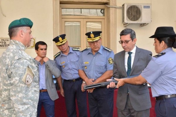 En pos de garantizar seguridad de los correntinos, entregan armamento y equipamiento a la Policía
