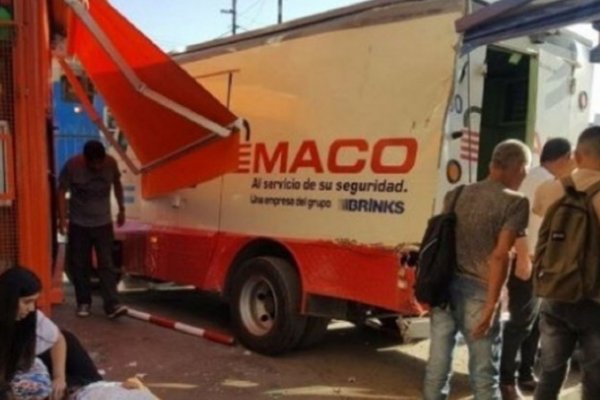 Mujer entregó a la policía $300 mil pesos robados por su marido