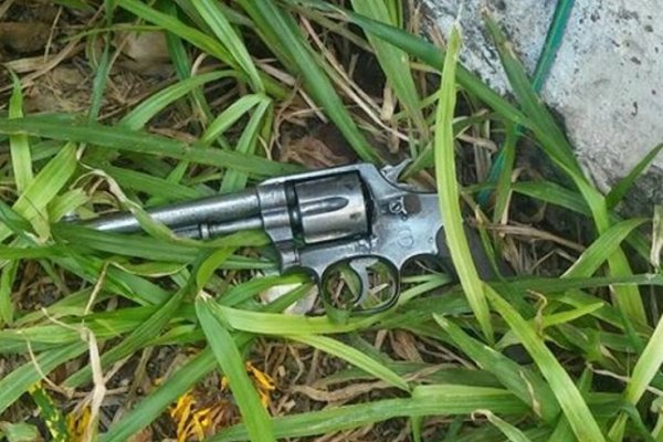 Motociclista arrojó un arma e intentó escapar de la policía