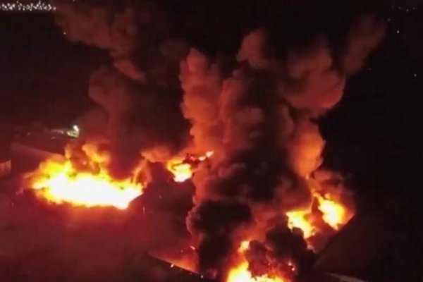 Voraz incendio en una fábrica textil de La Plata