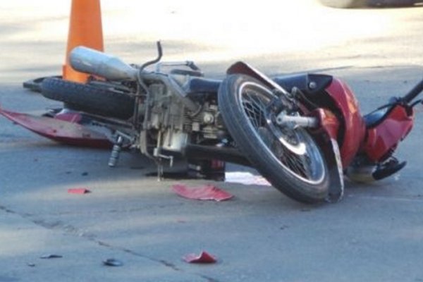 Motociclista murió tras chocar contra un auto estacionado