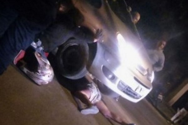 Adolescente cayó de su moto y terminó bajo un auto