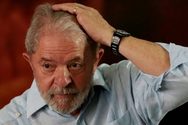 Atacaron a balazos a dos micros de la caravana de Lula Da Silva