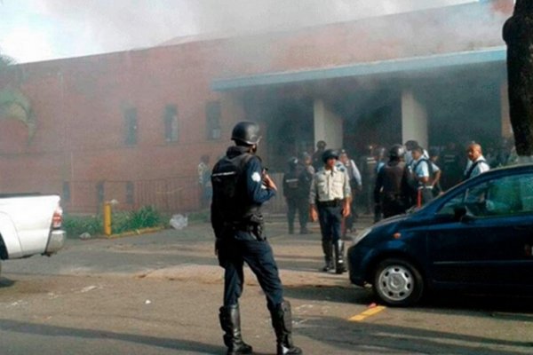 Decenas de muertos y heridos por un motín en una cárcel de Venezuela