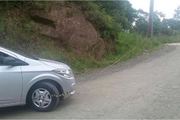 Brasil: una argentina intentaba empujar su auto en un morro y murió aplastada