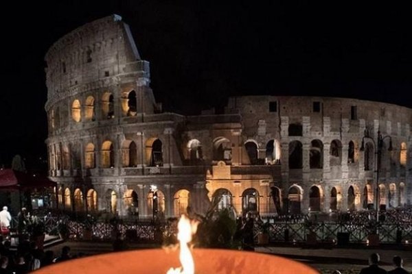 El Papa Francisco encabezó el Vía Crucis en el Coliseo de Roma
