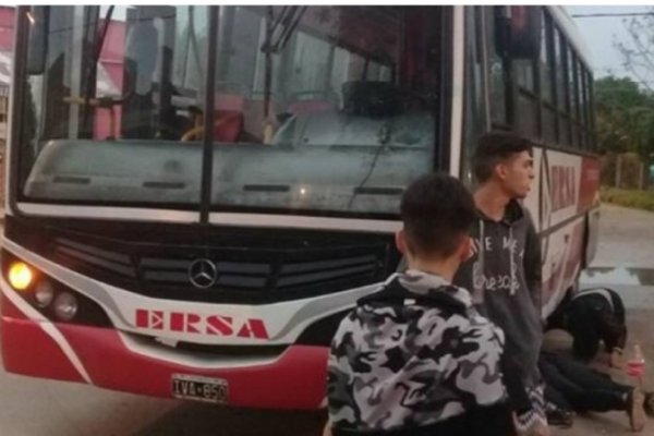 Motociclista fue derivado al Escuela tras chocar contra un colectivo
