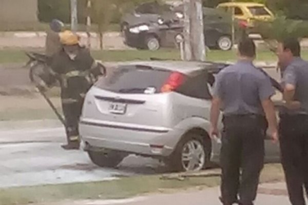 Investigan incendio de un auto en zona del Parque Mitre