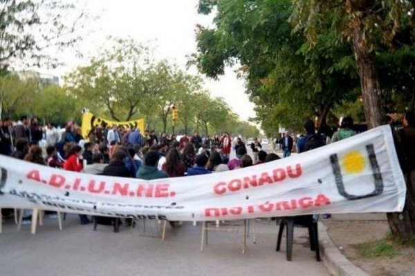 Docentes universitarios de la UNNE convocan a una asamblea para preparar un paro