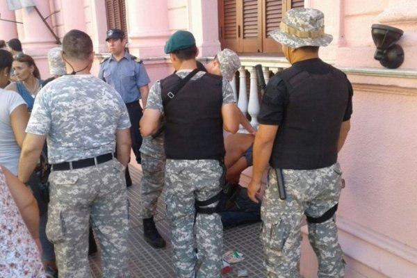Violento robo a una mujer en la vereda de Casa de Gobierno